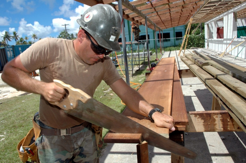 charpentier-BENDEJUN-min_worker_construction_building_carpenter_male_job_build_helmet-893290